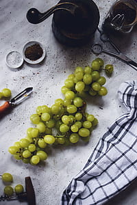 green grapes on table thumbnail