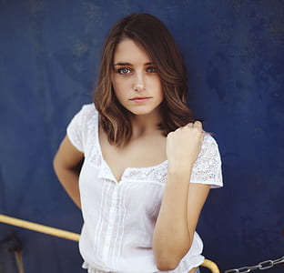 woman leaning on wall thumbnail