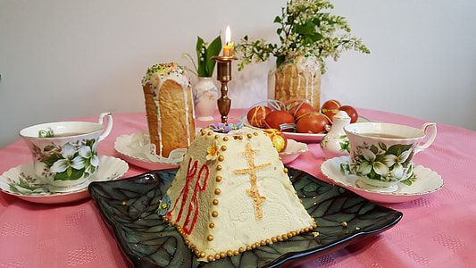 temple cake with cups of tea thumbnail