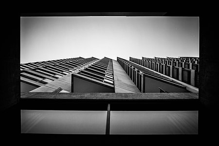 grayscale photo of digital wallpaper thumbnail