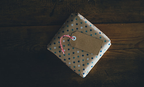 beige and green star-print bag on floor thumbnail