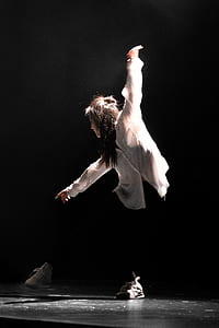 woman dancing on stage thumbnail