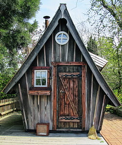 gray and brown wooden cabin house at daytime thumbnail