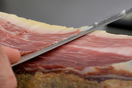person slicing meat raw \ thumbnail