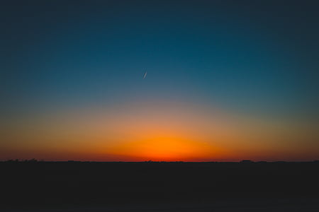 horizon during golden hour thumbnail
