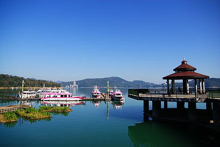 boats near gazebo thumbnail