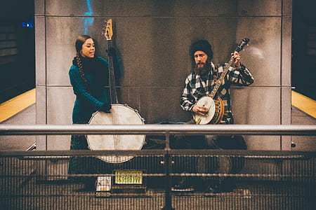 man and woman playing banjo thumbnail