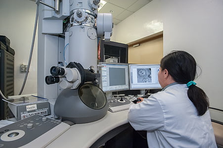 woman looking at the monitor thumbnail