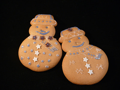 two snowman cookies thumbnail