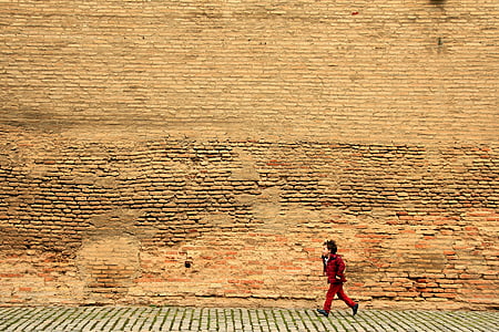 boy running near wall thumbnail