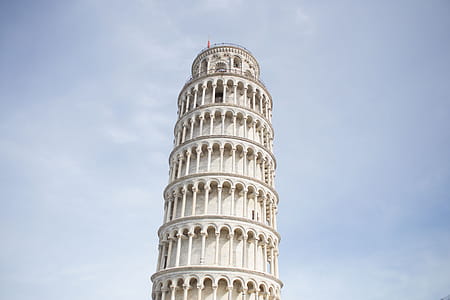 Leaning tower of Pisa, Italy in sunlight thumbnail