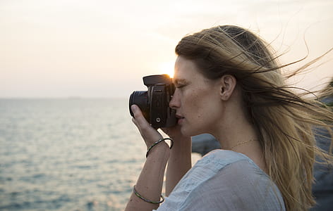 woman using mirrorless camera thumbnail