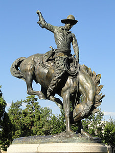 man riding horse statue thumbnail
