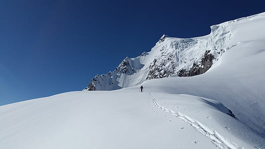 person doing snow ski thumbnail