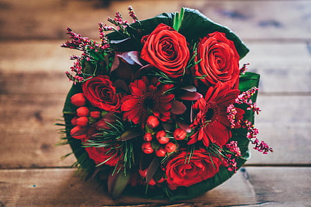 shallow focus photography of bouquet of red rose thumbnail