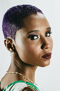 woman wearing gold necklace thumbnail