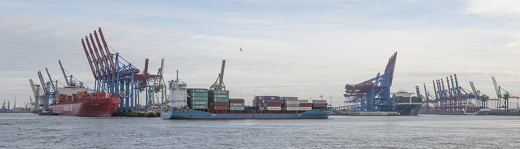 ships on body of water thumbnail