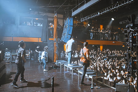 people watching concert thumbnail