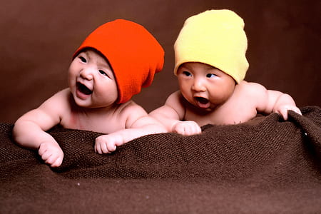 two baby pulling the brown bed sheet thumbnail