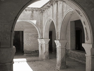 white concrete pillar columns thumbnail