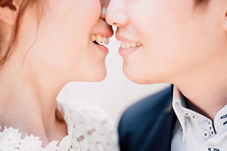 couple about to kiss thumbnail
