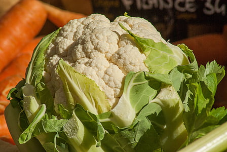 person showing cauliflower thumbnail