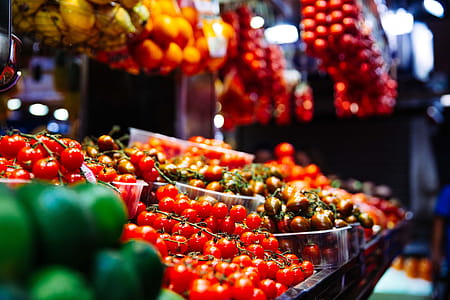 Fresh red tomatoes in the vegetable market thumbnail