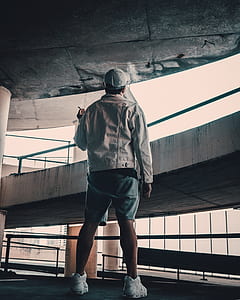 man wearing gray shirt while smoking thumbnail