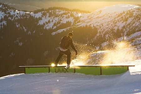 man playing snow skis thumbnail