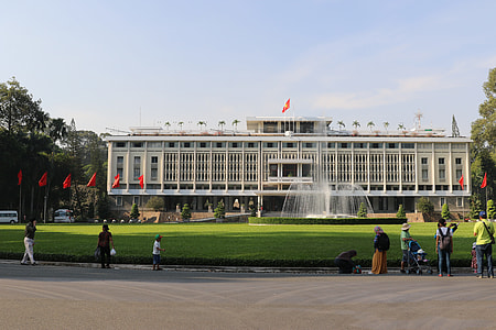 people near water fountain thumbnail