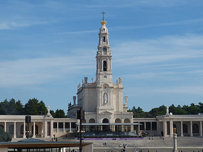 white concrete cathedral thumbnail