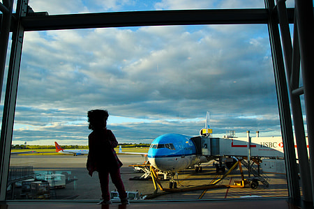 Kid near airport window thumbnail