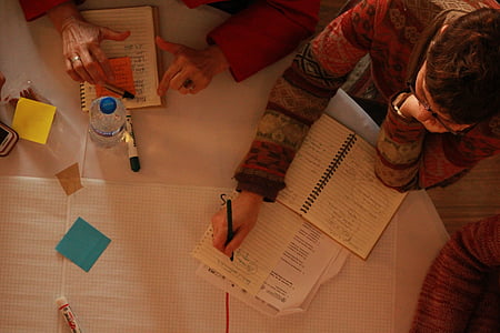 woman writing notes in notebook o thumbnail