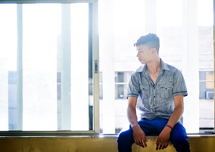 man wearing gray denim buttons shirt thumbnail