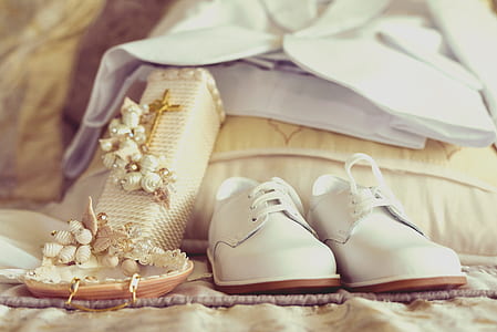 pair of white leather dress shoes thumbnail