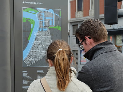 man and woman looking at Antwerpen Centrum map thumbnail