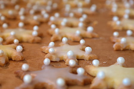 baked cookies with pearl thumbnail
