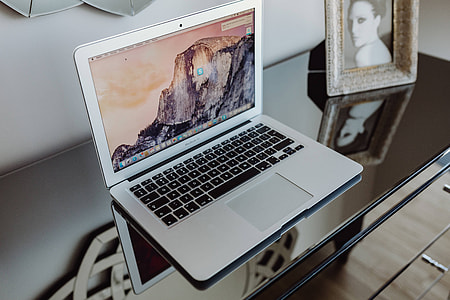 Silver Apple MacBook thumbnail
