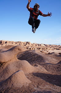 man posing for jumpshot at canyon thumbnail
