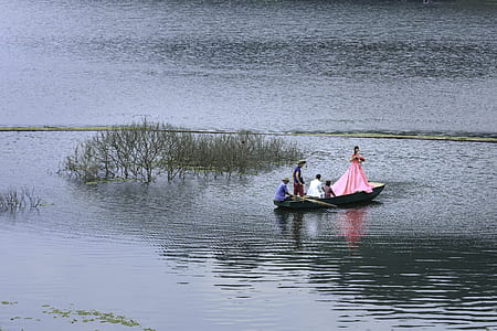 group of people on rowboat thumbnail