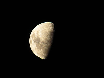 photo of a crescent moon thumbnail