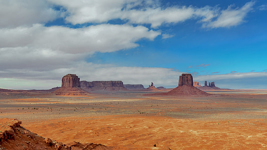 landscape photography of Uluru thumbnail