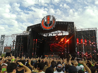 group of people facing and jamming on the concert thumbnail