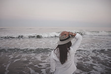 woman wearing gray summer hat thumbnail