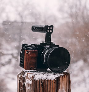 shallow focus photography of DSLR camera thumbnail