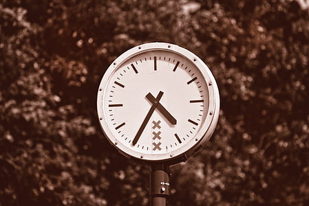 clock post at 4: 35 thumbnail