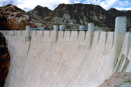 Looking at Hoover Dam, Nevada thumbnail