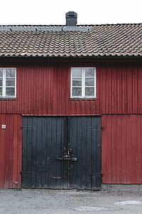 closed black gate thumbnail