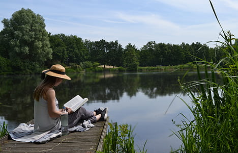 woman reading outdoors thumbnail