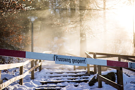 photo of white and red fussweg gesperrt road signage thumbnail